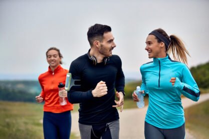 Coppia di atleti che comunica mentre prende parte alla maratona nella natura.